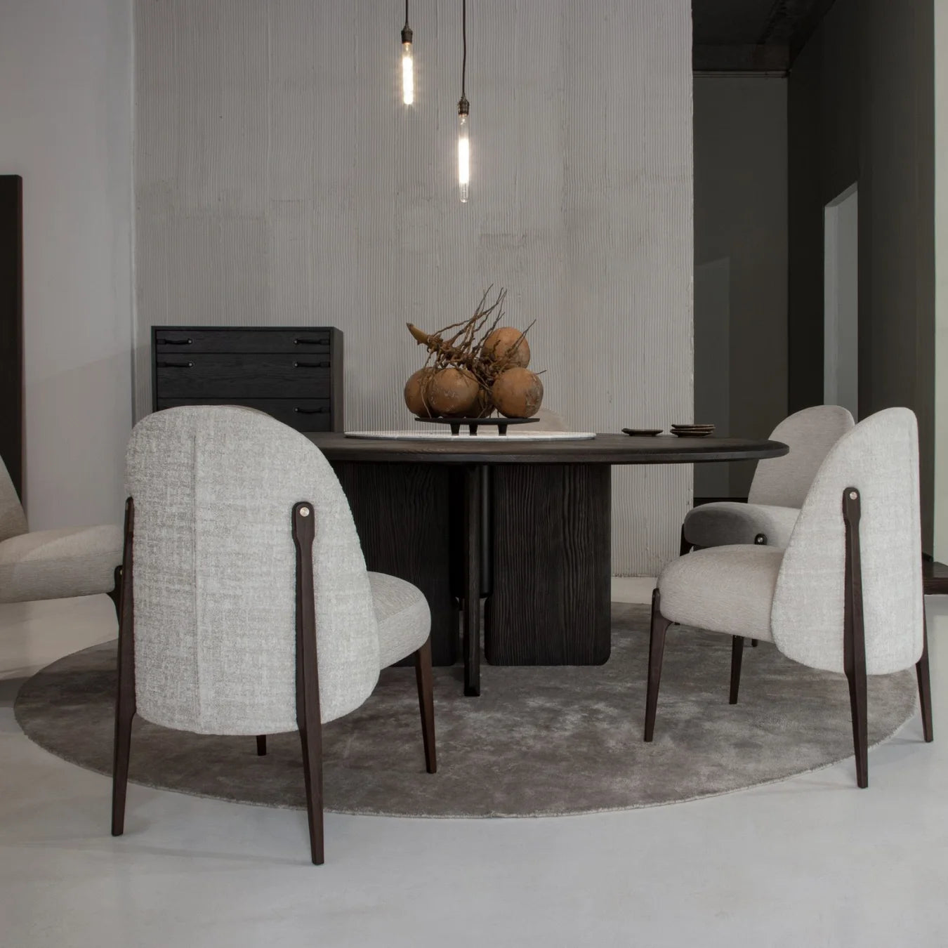 FAIFO ROUND DINING TABLE